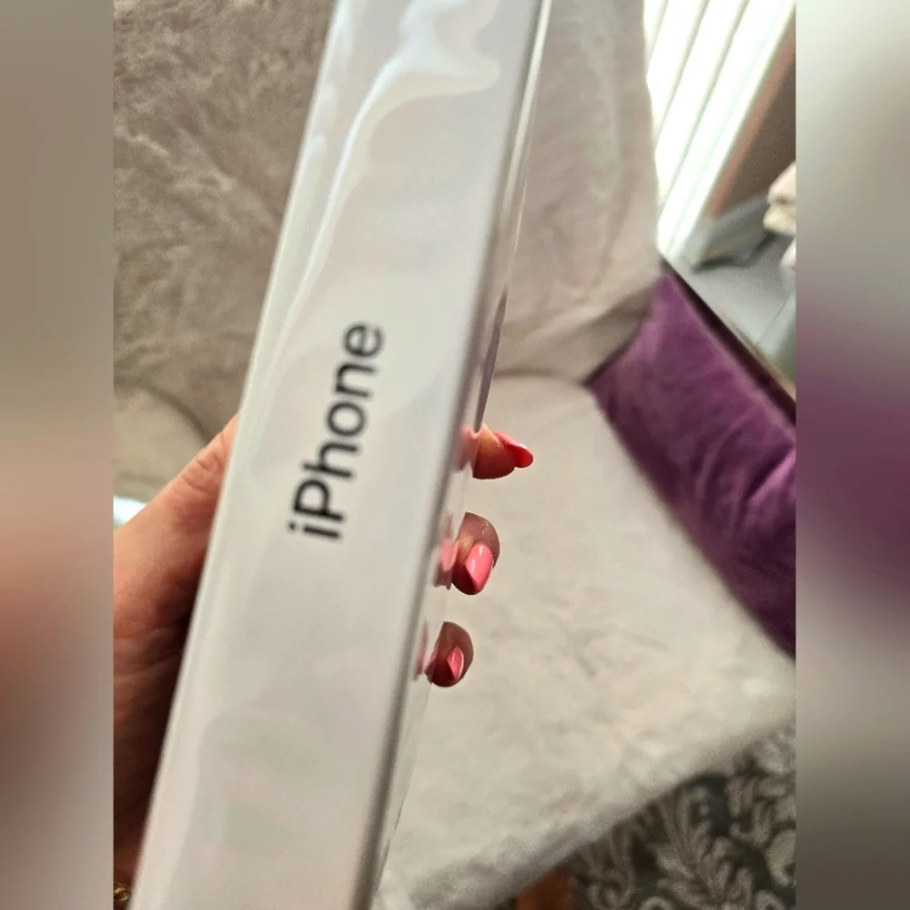 IPhone 11, in original packaging, still in the cellophane. 64gbt